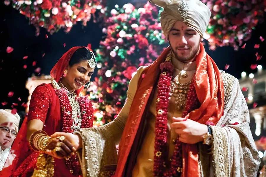 ছোট থেকেই পরস্পরকে চিনতেন রাধিকা এবং অনন্ত। রাধিকার সঙ্গে অনন্তকে প্রায়ই দেখা যেত নানা অনুষ্ঠানে। তবে অনন্তের সঙ্গে রাধিকার বিয়ের জল্পনা জোরালো হয় প্রিয়ঙ্কা চোপড়া এবং নিক জোনাসের বিয়েতে। জোধপুরে প্রিয়ঙ্কা-নিকের বিয়েতে অম্বানী পরিবারের সঙ্গে উপস্থিত ছিলেন রাধিকাও।