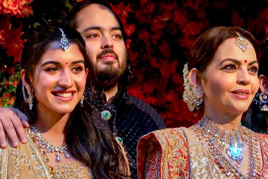 পরিবারের সঙ্গে মন্দিরে যাওয়াই হোক অথবা বলিউডের কোনও বিয়ের অনুষ্ঠান— অম্বানী পরিবারের সঙ্গে সব সময় দেখা গিয়েছে রাধিকাকে। এমনকি রাধিকার নাচের অনুষ্ঠানে অতিথির আসনে দেখা গিয়েছে অনন্তের মা নীতা অম্বানীকে।