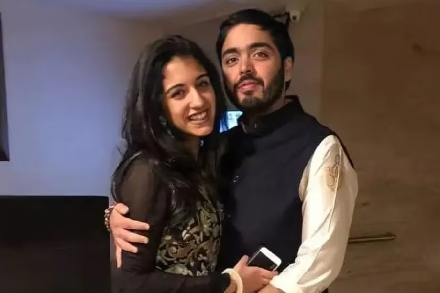 রাধিকা এবং অনন্ত দু’জনেই পশুপ্রেমী। এই বিষয়টিই নাকি আরও কাছাকাছি এনেছে তাঁদের। পশু সংরক্ষণ এবং তাদের কল্যাণের কথা মাথায় রেখে ‘বনতারা’ নামে এক উদ্যোগ গুজরাতের জামনগরে চালু করেছেন অনন্ত।