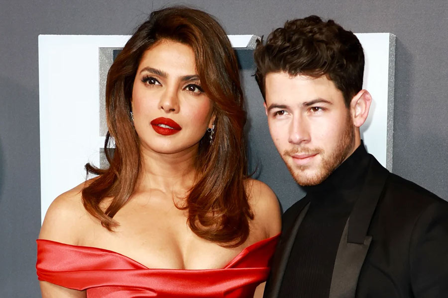 জামনগরের অনুষ্ঠানে যেতে পারেননি প্রিয়ঙ্কা চোপড়াও। যদিও অম্বানী পরিবারের সঙ্গে ঘনিষ্ঠ যোগাযোগ রয়েছে তাঁরও। গত বছর নীতা মুকেশ অম্বানী কালচারাল সেন্টারের উদ্বোধনের দিন স্বামী নিক জোনাসকে সঙ্গে নিয়ে যান অভিনেত্রী।