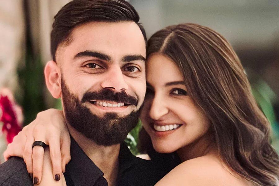 বিরাট কোহলি এবং তাঁর স্ত্রী অনুষ্কা শর্মাও ছিলেন না জামনগরের অনুষ্ঠানে। সদ্য লন্ডনে দ্বিতীয় সন্তানের জন্ম দিয়েছেন অভিনেত্রী। দক্ষিণ ফ্রান্সে অনুষ্ঠিত দ্বিতীয় প্রাক্-বিবাহ অনুষ্ঠানে প্রিয়ঙ্কা-কৃতি-বিরাটেরা উপস্থিত থাকেন কি না সেটাই দেখার।