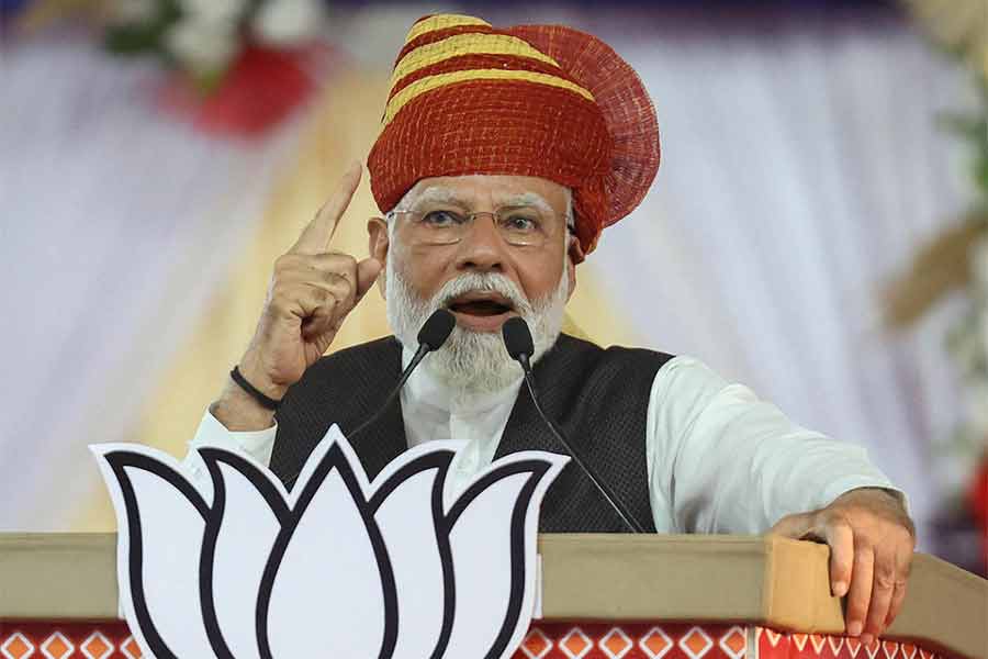 প্রচারে: গুজরাতের হিম্মতনগরে একটি নির্বাচনী জনসভায় নরেন্দ্র মোদী।