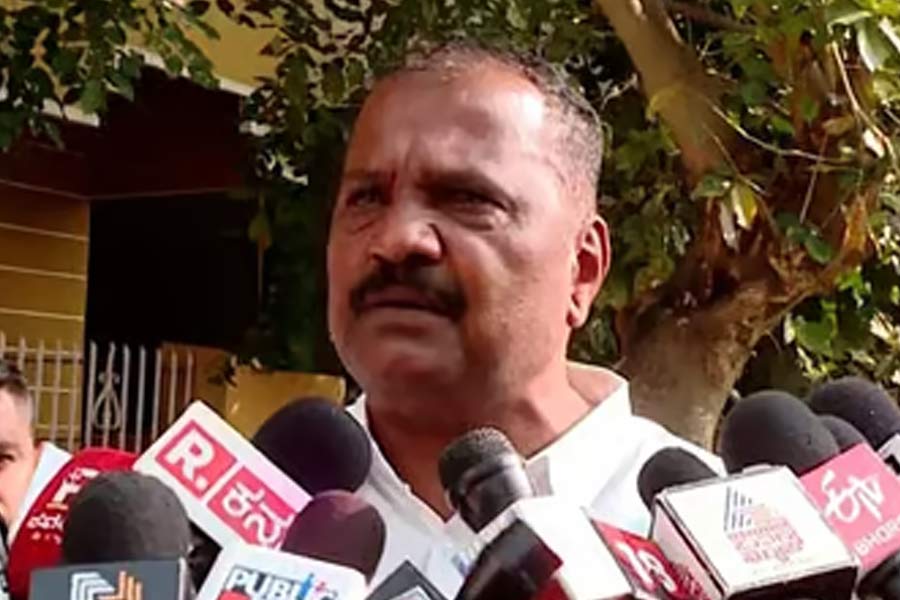 দেবরাজের অভিযোগ, প্রজ্বলকে মদত দিয়েছেন তাঁর বাবা রেভান্নাও। কর্নাটকে এখন বিজেপির সহযোগী জেডিএস। ক্ষমতায় রয়েছে কংগ্রেসের সরকার।