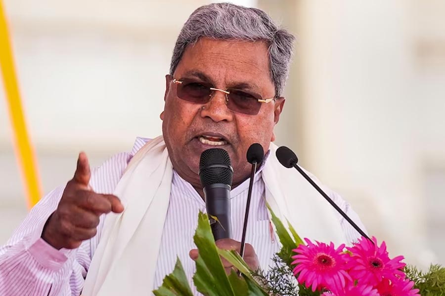 সাংসদদের কূটনৈতিক পাসপোর্ট থাকলেও বিদেশে যেতে গেলে বিদেশ মন্ত্রকের ছাড়পত্র প্রয়োজন। প্রজ্বলের সেই অনুমোদন ছিল কি না, উঠেছে প্রশ্ন। বিদেশ মন্ত্রককেও এই নিয়ে প্রশ্ন করা হয়েছে। তারা অবশ্য জবাব এড়িয়ে গিয়েছে। কর্নাটকের মুখ্যমন্ত্রী সিদ্দারামাইয়া প্রধানমন্ত্রী নরেন্দ্র মোদীকে চিঠি লিখে প্রজ্বলের কূটনৈতিক পাসপোর্ট বাতিল ও অবিলম্বে তাঁকে দেশে ফেরানোর বন্দোবস্তের আবেদন জানান।