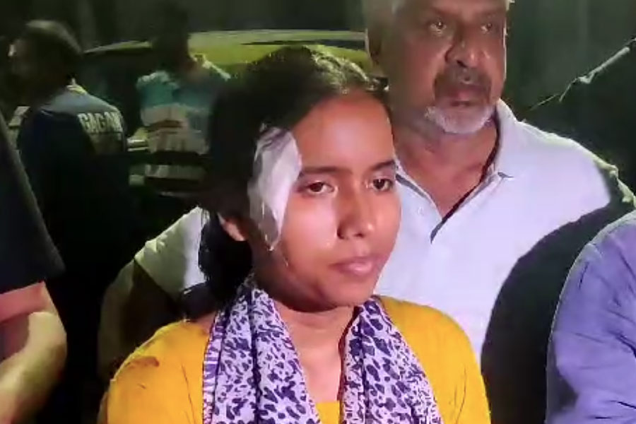TMC accused of beating and harassing the sister of a BJP worker in North Kolkata late at night