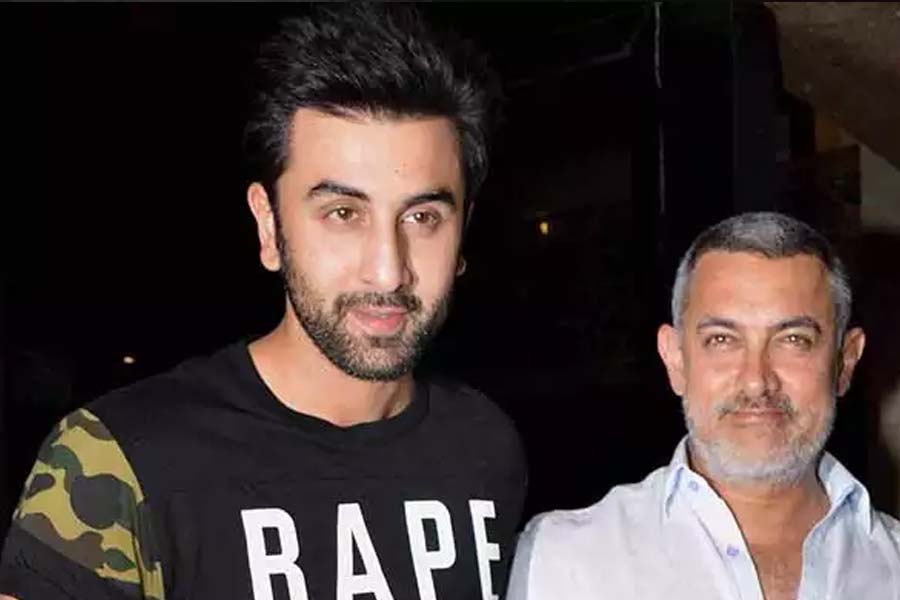 বড় পর্দায় যে তারকাদের অভিনয় দেখে দর্শক মুগ্ধ হন, তাঁদের ব্যক্তিগত জীবনের খুঁটিনাটি তাঁদের সমাজমাধ্যমের পাতায় ফুটে ওঠে। সেখানে তিরতির করে বেড়ে চলে তারকাদের অনুগামীর সংখ্যা। কিন্তু সমাজমাধ্যম থেকে দূরত্ব বজায় রেখেছেন বলিপাড়ার একাধিক তারকা। এই তালিকায় রয়েছেন আমির খান থেকে শুরু করে রণবীর কপূর।