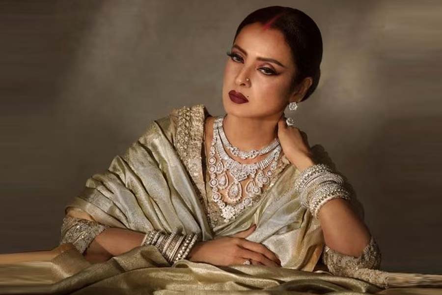 কিন্তু এখনও সমাজমাধ্যম থেকে দূরত্ব বজায় রেখেছেন বর্ষীয়ান অভিনেত্রী রেখা।