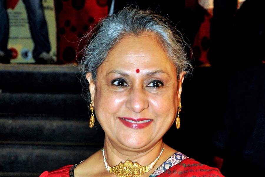 অমিতাভ বচ্চনের স্ত্রী জয়া বচ্চনও সমাজমাধ্যমে নেই। তাঁর নাতনি নব্যা নভেলি নন্দার পডকাস্ট শোয়ে জয়া জানিয়েছিলেন যে, তাঁকে নিয়ে যে মজা করা হয়, তিনি যে বার বার ‘ট্রোলিং’-এর শিকার হন, তা পছন্দ নয় জয়ার। সে কারণেই নাকি সমাজমাধ্যম থেকে নিজেকে দূরে রাখেন তিনি।