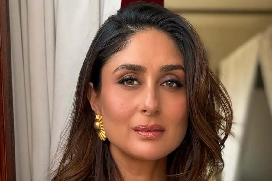 ২০২০ সালে ইনস্টাগ্রামকে নিজের জীবনে স্বাগত জানিয়েছিলেন বলি অভিনেত্রী করিনা কপূর খান। নিজস্বী থেকে শুরু করে পারিবারিক অনুষ্ঠানের ঝলক— প্রায় সব কিছুই সমাজমাধ্যমের পাতায় পোস্ট করেন করিনা। কিন্তু অভিনেত্রীর স্বামী তথা বলি অভিনেতা সইফ আলি খান সমাজমাধ্যম থেকে রয়েছেন শতহস্ত দূরে।