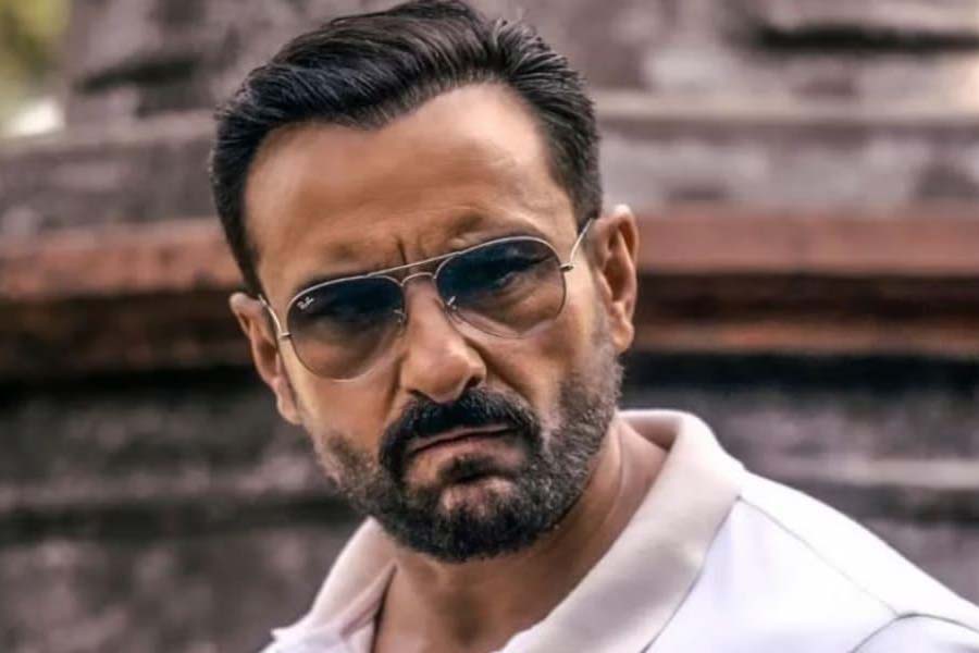 সইফ আরও বলেছিলেন, ‘‘আমি যদি সব পোস্ট করতে না পারি, তা হলে অসৎ থাকা হয়। এ ভাবে থাকার তো কোনও অর্থ নেই। তার পর এক কোটি লোক আমায় বলবেন, ‘এটা কেন পোস্ট করলেন? এমন আপনি করতে পারেন না।’ আমি এর মধ্যে পড়তেই চাই না।’’