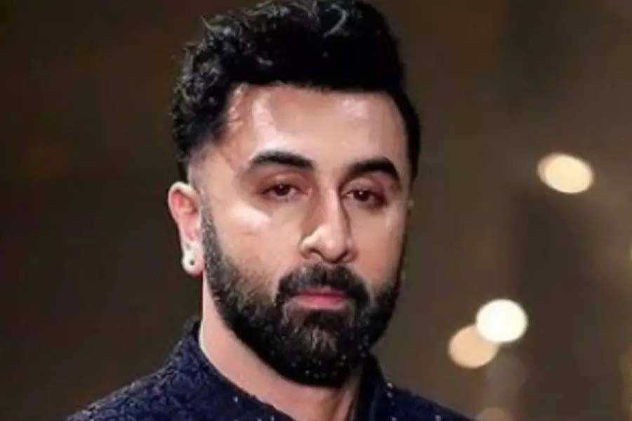 বলি অভিনেত্রী আলিয়া ভট্ট সমাজমাধ্যমে সক্রিয়। কিন্তু তাঁর জীবনসঙ্গী তথা বলি অভিনেতা রণবীর কপূরকে সমাজমাধ্যমে খুঁজে পাওয়া যায় না। অথচ তাঁর একটি অ্যাকাউন্ট রয়েছে ইনস্টাগ্রামে। এমন ইঙ্গিত দিয়েছেন খোদ আলিয়া।