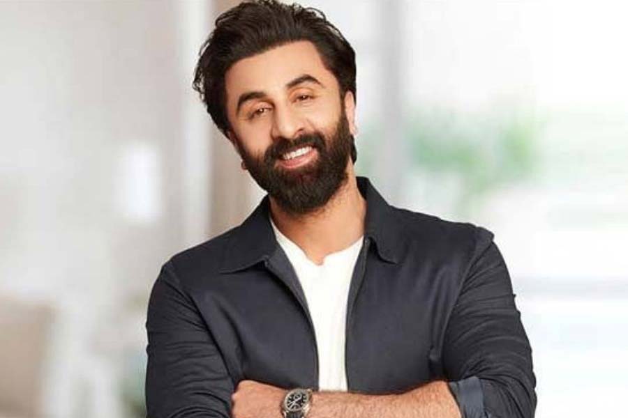 আলিয়া নিজের ইনস্টাগ্রামের পাতায় একটি ছবি পোস্ট করে লিখে জানিয়েছিলেন, রণবীর নাকি গোপন অ্যাকাউন্ট থেকে সব নজর রাখেন। এক পুরনো সাক্ষাৎকারে রণবীর নিজেই জানিয়েছিলেন যে, আশপাশে কী চলছে সে বিষয়ে নিজেকে অবগত রাখার জন্যই গোপন একটি অ্যাকাউন্ট রয়েছে তাঁর।