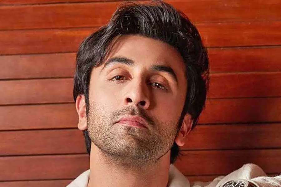 রণবীর বলেছিলেন, ‘‘আমার মনে হয় সমাজমাধ্যমে সকলে নিজেকে আলাদা ভাবে দেখাতে ব্যস্ত। এর ফলে অভিনেতাদের নিয়ে দর্শকের মধ্যে যে রহস্য রয়েছে তা নষ্ট হয়ে যায়। আর আমি এমনিও খুব বোরিং। আমার মনে হয় আমি সমাজমাধ্যমে না থাকার কারণে দর্শক বড় পর্দায় আমার চরিত্রের সঙ্গে নিজেদের যোগ করতে পারবেন।’’