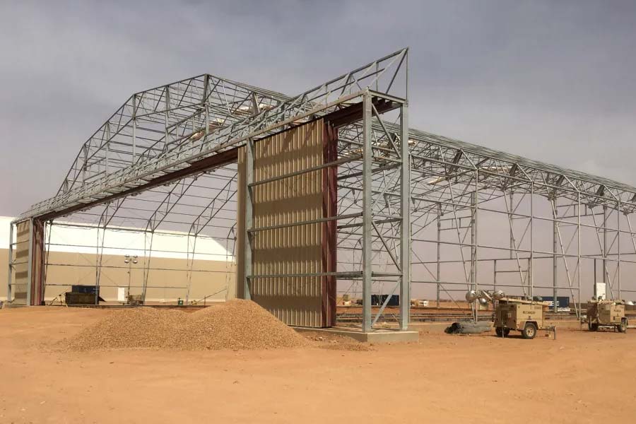 নিয়ামের বাসিন্দাদের আর্থিক পরিস্থিতি তেমন সচ্ছল নয়। আমেরিকার দাবি, আইসিস সেখানকার বাসিন্দাদের টাকার লোভ দেখিয়ে প্রশিক্ষণ দেয় এবং পরে তাঁরাই ইউরোপে গিয়ে হামলা করেন। নিয়ামের মধ্যে যেন আইসিস তার ছায়া ফেলতে না পারে, সে কারণেই আমেরিকার সৈন্যেরা সেখানে ঘাঁটি তৈরি করে। অন্তত এমনটাই দাবি ওয়াশিংটনের।