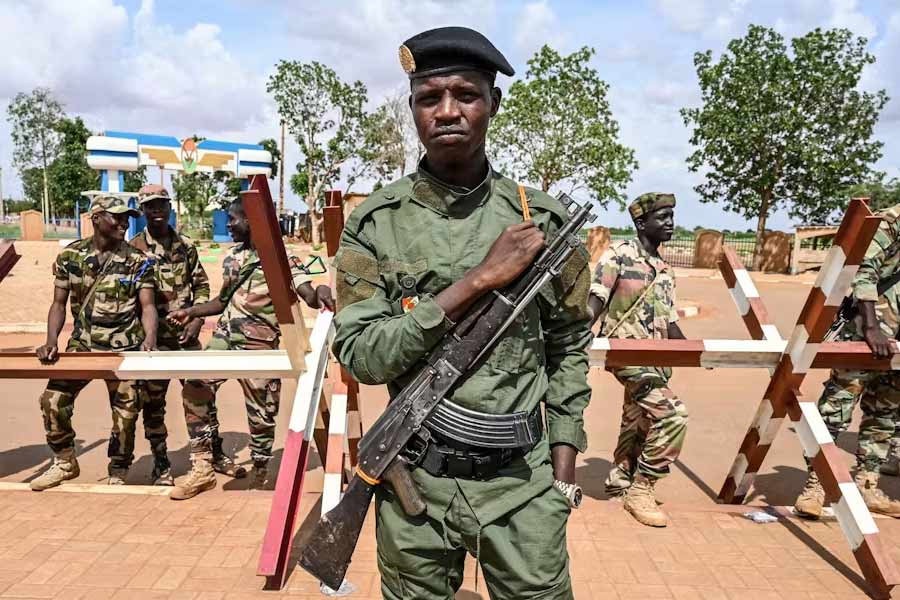শুধু আমেরিকা নয়, নিয়ামের উপর নজর ছিল ফ্রান্সেরও। ১৮৯০ সালের দিকে নাইজার ছোট ছোট সাম্রাজ্যে বিভক্ত হয়ে যায়। ন’বছর পর ১৮৯৯ সালে ফ্রান্স এই দেশে আধিপত্য বিস্তার করতে শুরু করে।
