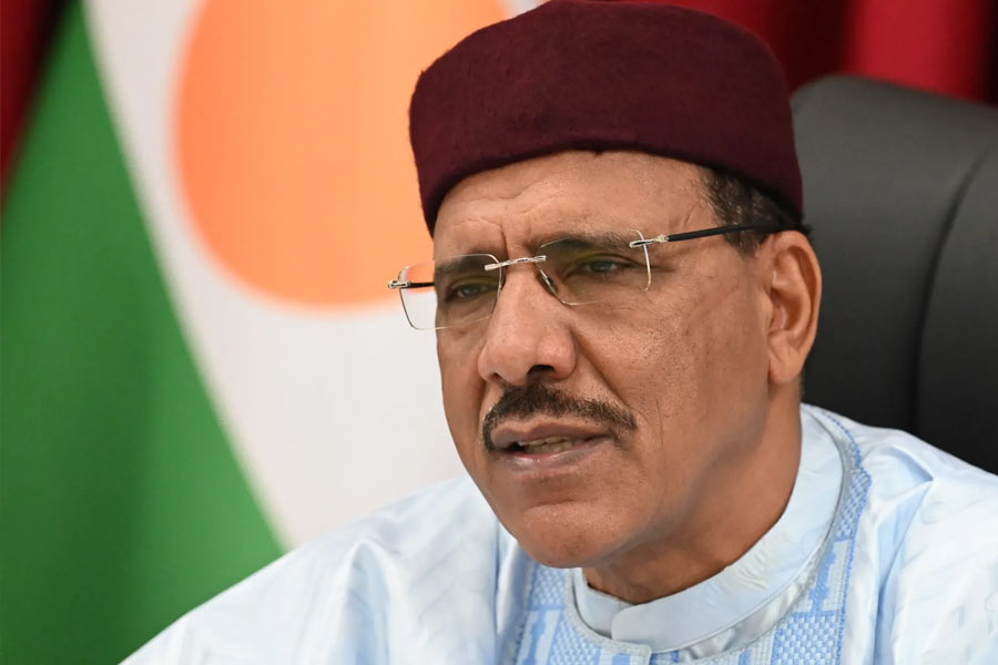 ১৯৯৯ সালে আবার সরকার গঠন হয় নাইজারে। মহম্মদ তনজা সেখানকার প্রেসি়ডেন্ট হিসাবে পদগ্রহণ করেন। ২০০৯ সাল পর্যন্ত নাইজারের পরিস্থিতি স্থিতিশীল ছিল। কিন্তু তার পর ধীরে ধীরে অবস্থা খারাপ হতে শুরু করে। ২০২৩ সালে আবার অন্য ছবি ফুটে ওঠে সেই দেশে।