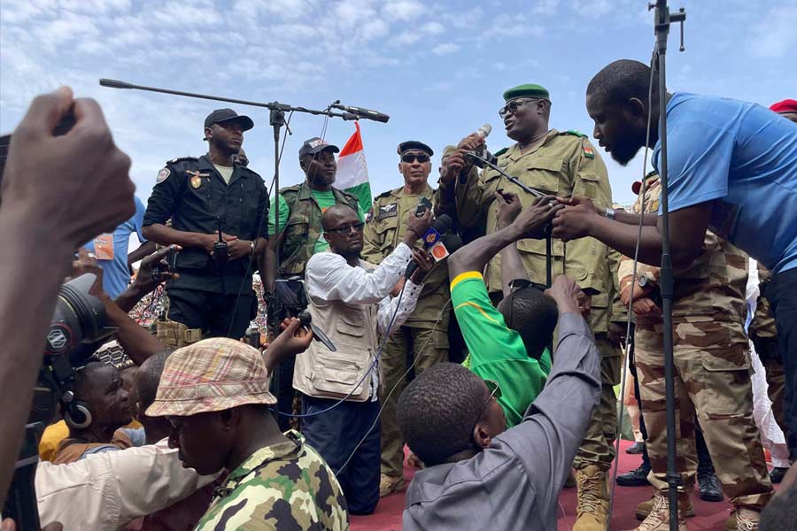 নাইজারের প্রেসিডেন্টকে তাঁর পদ থেকে সরিয়ে দেওয়া হয়। আবার সেনার শাসনের আওতায় আসে নাইজার। সমস্ত শিক্ষা প্রতিষ্ঠানে তালা ঝুলিয়ে দে‌ওয়া হয়। সে দেশের সেনাবাহিনীতে তখনও ফরাসিদের দাপট ছিল। ফ্রান্সের বিরুদ্ধে আবার লোকজন খেপে ওঠেন। নাইজারের বাসিন্দাদের অভিযোগ ছিল, সেনার মাধ্যমে আসলে সেখানে শাসকের সিংহাসনে বসে রয়েছে ফ্রান্স।