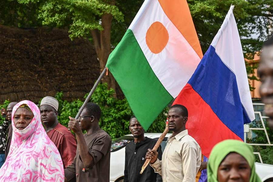 আমেরিকা দাবি করে, ফ্রান্সের সেনা ফিরে গেলেও তাদের সেনা নাইজারে শান্তি ফিরিয়ে আনবে। কিন্তু নাইজারের সেনা রাশিয়ার ওয়াগনার গোষ্ঠীর মতো সশস্ত্র সংগঠনকে ডেকে পাঠায়। এমনকি রাস্তায় নেমে রাশিয়ার সৈন্যকে স্বাগতও জানায় নাইজারের জনতা।