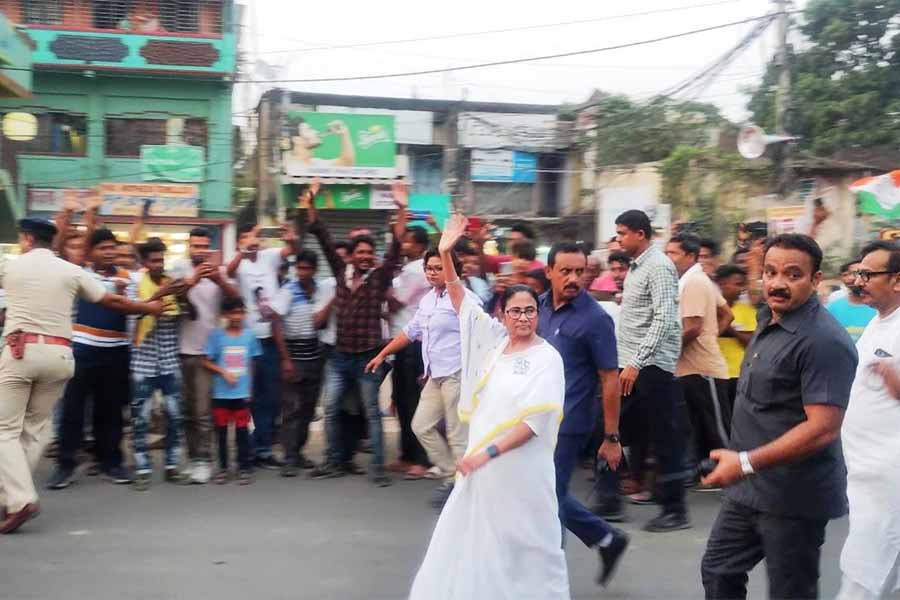 Lok Sabha Election 2024: people of Kanksa crowded to get a glimpse of Mamata Banerjee