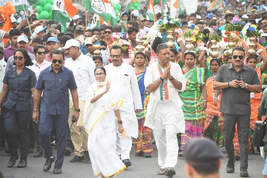 Lok Sabha Election 2024: Mamata Banerjee searched for his old workers in her road show at Bardhaman