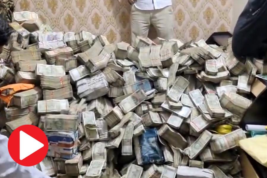 Enforcement directorate recovered 20 crore rupees cash from Jharkhand's minister's secretary dgtl