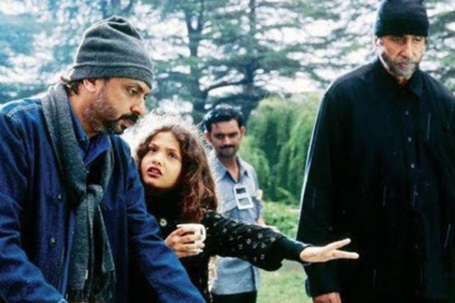 কানাঘুষো শোনা যায়, ‘ব্ল্যাক’ ছবির শুটিং চলাকালীন আয়েশা নাকি অমিতাভকে জিজ্ঞাসা করেছিলেন যে তিনিও অভিনেত্রীর মতো প্রথম বার অভিনয় করছেন কি না।