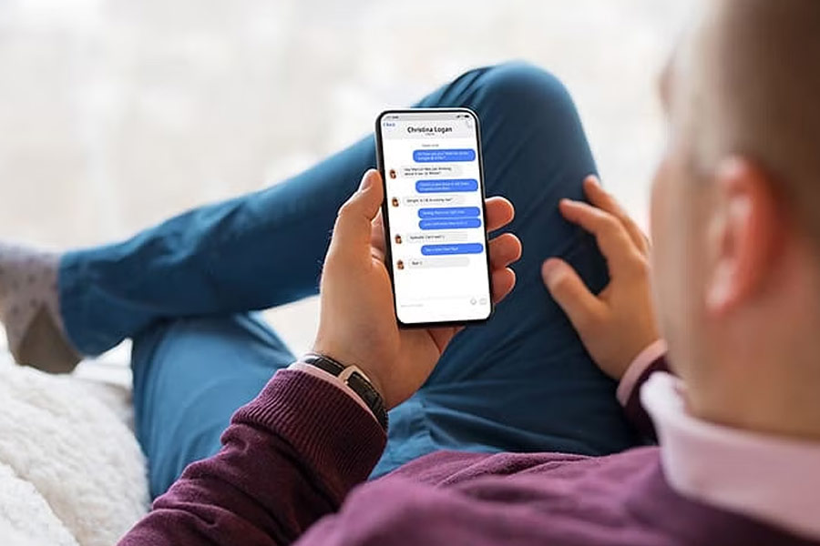 প্রথমে ক্রিস ভেবেছিলেন, তিনি হয়তো কোনও লটারিতে ওই টাকা জিতেছেন। বা কারও টাকা তাঁর কাছে ভুল করে চলে এসেছে। ব্যাঙ্ক স্টেটমেন্ট ফেসবুকেও পোস্ট করেন তিনি।