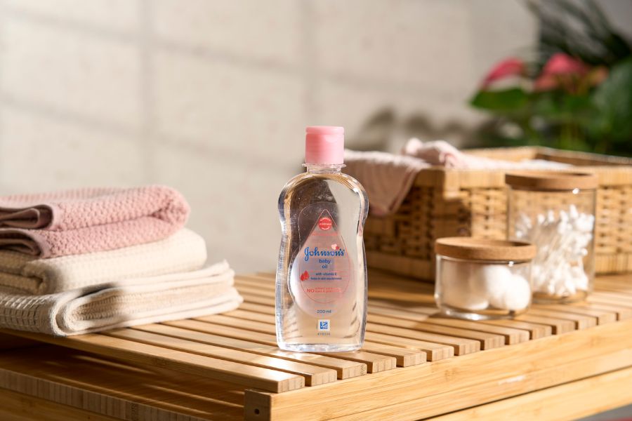 ‘জনসনস্ বেবি অয়েল’