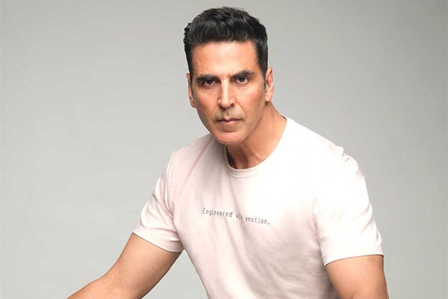 নব্বইয়ের দশক থেকে বলিউডের সর্বোচ্চ উপার্জনকারী অভিনেতাদের তালিকায় নাম লিখিয়ে ফেলেছেন অক্ষয় কুমার। কিন্তু অভিনয়ে নামার আগে নানা ধরনের কাজ করতেন তিনি।