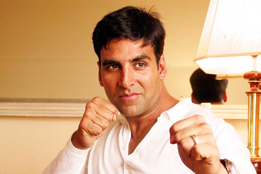 বলিপাড়া সূত্রে খবর, গয়নার দোকানে কাজ করতেন অক্ষয়। তার পর হোটেলে খাবার পরিবেশনের কাজও করেছেন তিনি।