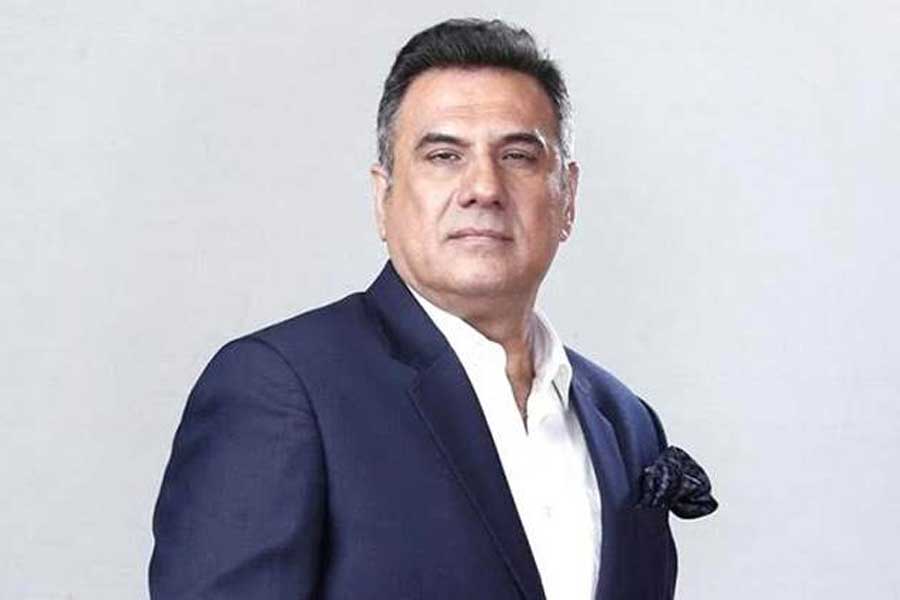 ছোটবেলা থেকে অর্থাভাবে দিন কেটেছিল বলি অভিনেতা বোমান ইরানির। মায়ের সঙ্গে একটি বেকারির দোকানে চা এবং কেক বিক্রি করতেন তিনি।