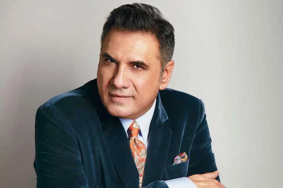 ছবি তোলার শখ ছিল বোমানের। মুম্বইয়ে এক খ্যাতনামী আলোকচিত্রীর সঙ্গে কাজ করেছিলেন তিনি। তার পর ছবি তুলেও উপার্জন করতে শুরু করেন।