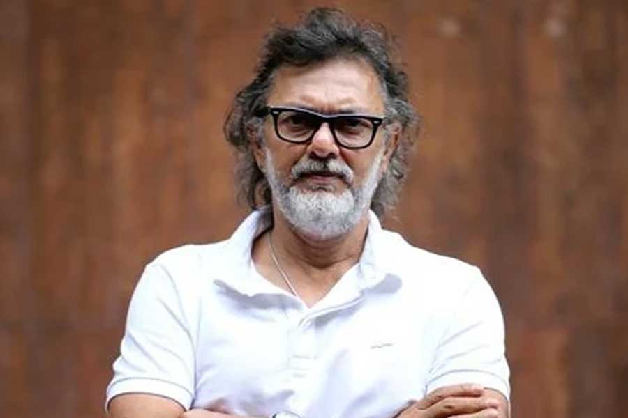 বলিপাড়া সূত্রে খবর, ছবিনির্মাণের ক্ষেত্রে আসার আগে চা বিক্রি করতেন রাকেশ। এমনকি রোজগারের প্রয়োজনে ভ্যাকিউম ক্লিনারও বিক্রি করতে হয়েছে তাঁকে।