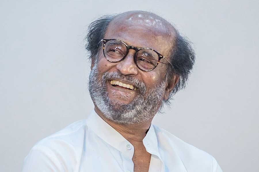 দক্ষিণী ফিল্মজগতের জনপ্রিয় অভিনেতা রজনীকান্তের প্রথম জীবন সম্পর্কে কমবেশি অনেকেই জানেন। অভিনয়ে আসার আগে তিনি বাসের কন্ডাক্টর ছিলেন।