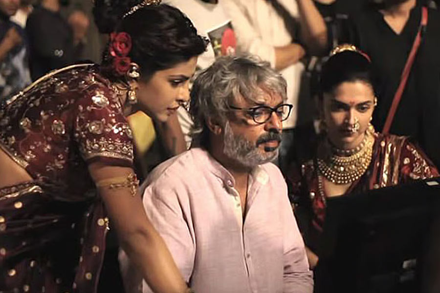 নব্বইয়ের দশক থেকে বলিপাড়ায় যাত্রা শুরু করেন সঞ্জয়। ‘খামোশি: দ্য মিউজ়িক্যাল’, ‘হম দিল দে চুকে সনম’, ‘দেবদাস’, ‘ব্ল্যাক’, ‘গোলিয়োঁ কি রাসলীলা রাম-লীলা’, ‘বাজিরাও মস্তানি’, ‘পদ্মাবত’ এবং ‘গঙ্গুবাই কাথিয়াওয়াড়ি’র মতো হিট ছবি রয়েছে সঞ্জয়ের কেরিয়ারের ঝুলিতে। কিন্তু সঞ্জয়ের ছবিতে অভিনয়ের প্রস্তাব পেয়েও তা ফিরিয়ে দেন বলিউডের দুই খান। বাঙালি অভিনেত্রীর দিদিও রয়েছেন সেই তালিকায়।