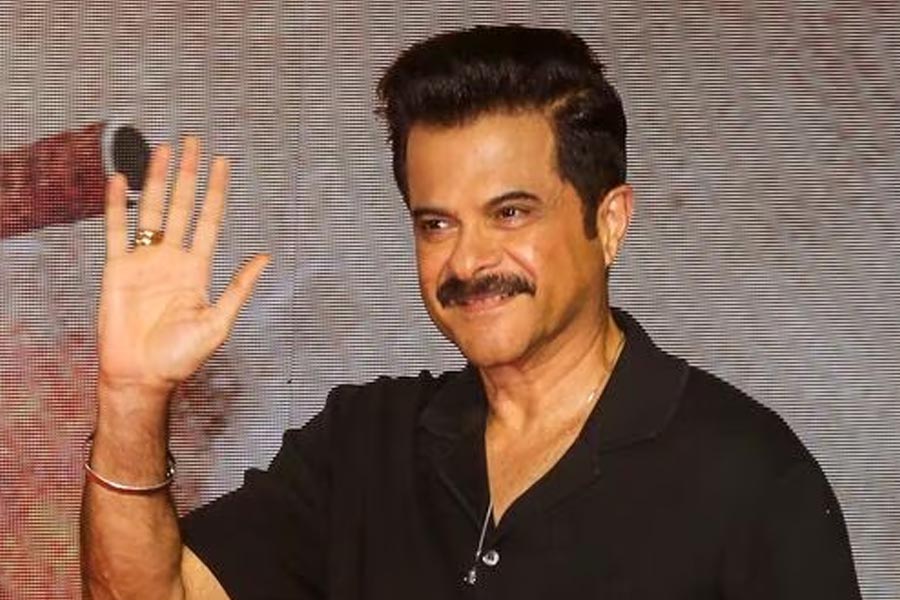 বলিপাড়ার অন্দরমহলে কান পাতলে শোনা যায়, বলিপাড়ার দুই খান রাজি না হলে অনিল কপূরকে ‘হম দিল দে চুকে সনম’-এ অভিনয়ের প্রস্তাব দেন সঞ্জয়। কিন্তু তিনিও সেই প্রস্তাব খারিজ করে দেন।