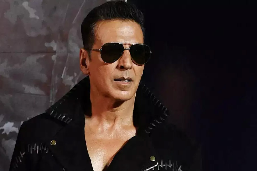 বলিপাড়ায় গুঞ্জন, বলিউডের ‘খিলাড়ি’ অক্ষয় কুমারকেও নাকি ‘হম দিল দে চুকে সনম’ ছবিতে অভিনয়ের প্রস্তাব দিয়েছিলেন সঞ্জয়। কিন্তু পরিচালকের প্রস্তাব ফিরিয়ে দেন অক্ষয়।