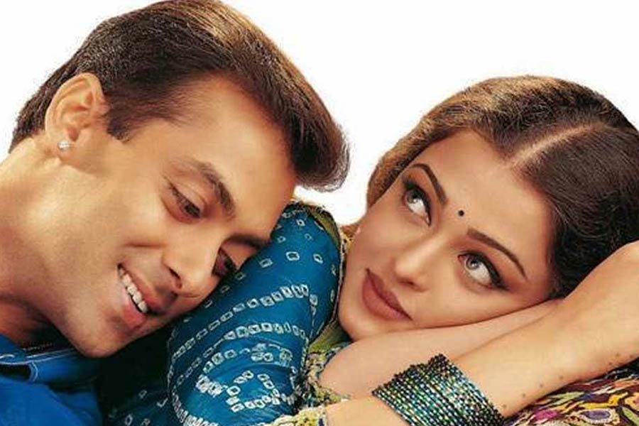 ১৯৯৭ সালে ‘অওর প্যার হো গয়া’ ছবির মাধ্যমে বলিপাড়ায় পা রাখেন ঐশ্বর্যা। যদিও সেই ছবি বক্স অফিসে তেমন সাফল্য পায়নি। সলমনের কথায় ঐশ্বর্যাকে ‘হম দিল দে চুকে সনম’ ছবিতে অভিনয়ের প্রস্তাব দেন সঞ্জয়। পরিচালকের প্রস্তাবে রাজিও হন অভিনেত্রী।