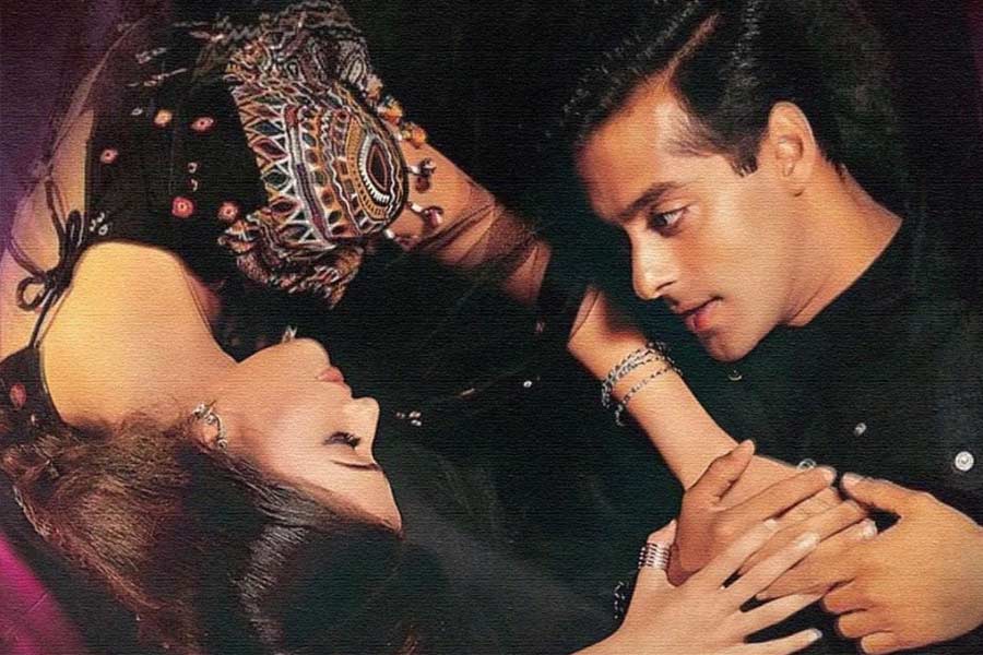 কানাঘুষো শোনা যায়, ‘হম দিল দে চুকে সনম’ ছবির শুটিং চলাকালীনই সলমনের সঙ্গে ঐশ্বর্যার সম্পর্ক দানা বেঁধেছিল। পরে অবশ্য দুই তারকার পথ আলাদা হয়ে যায়। সঞ্জয়ের ছবিতে নন্দিনীর চরিত্রে অভিনয় করতে দেখা গিয়েছিল ঐশ্বর্যাকে।