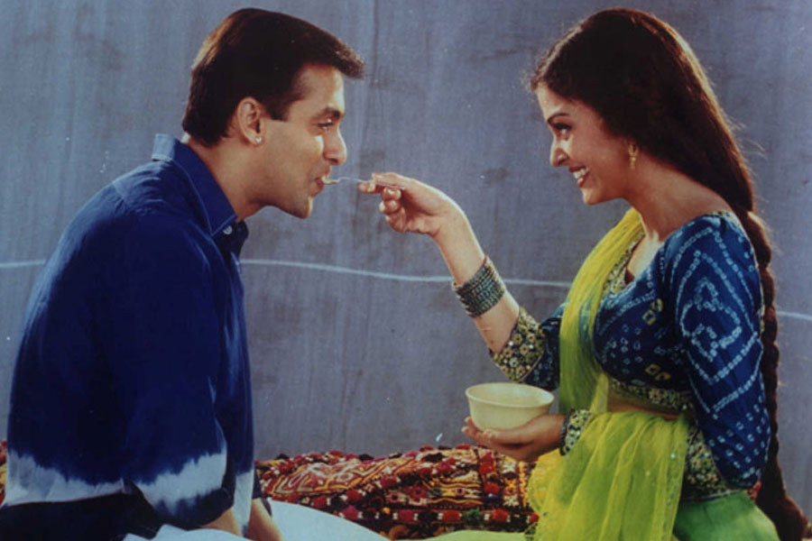 বলিপাড়া সূত্রে খবর, ১৬ কোটি টাকা খরচ করে বানানো ‘হম দিল দে চুকে সনম’ ছবিটি তিন গুণ আয় করে। মুক্তির পর বক্স অফিস থেকে ৫০ কোটি টাকার ব্যবসা করেছিল এই ছবি।