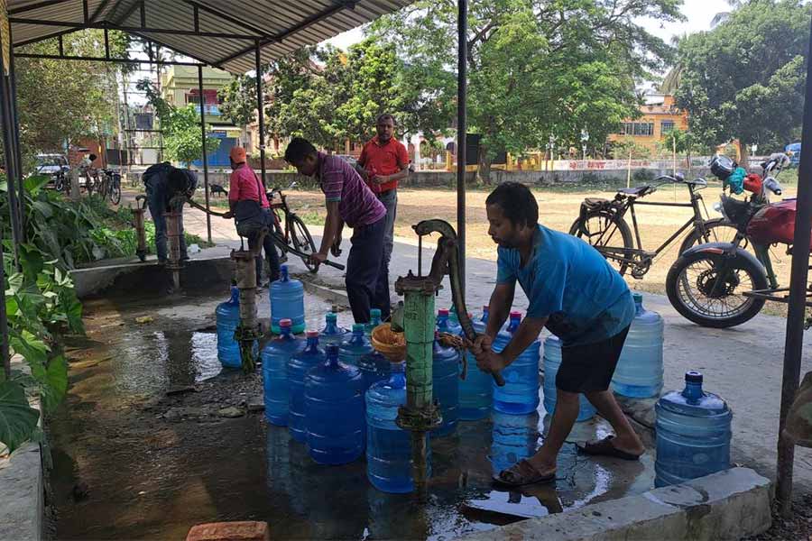 Crisis of water at Gobardanga Municipality area