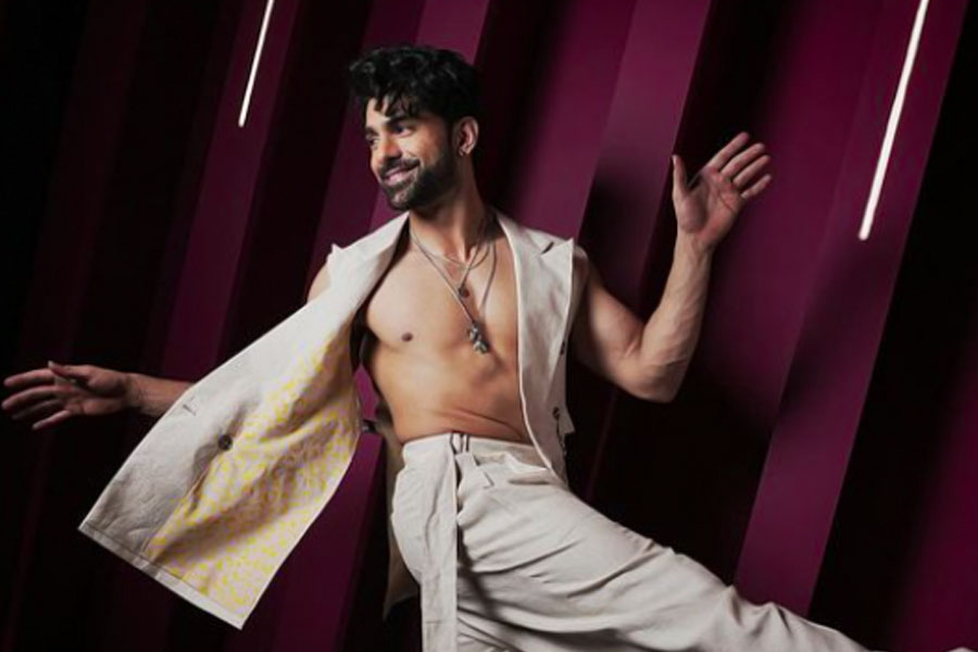 ব্যবসার পাশাপাশি মডেলিংয়ের জগতেও পা রাখেন ত্বহা। টানা তিন বছর বিভিন্ন জনপ্রিয় সংস্থার বিজ্ঞাপনে মডেল হিসাবে কাজ করেন তিনি।