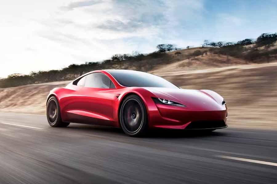 কিন্তু টেসলার ইলেকট্রিক গাড়িগুলির মাধ্যমেই নাকি চিনের ‘গোপন তথ্য’ আমেরিকায় পাচার করার পরিকল্পনা করছেন ইলন। সেই কারণে টেসলার গাড়ি চলাচলের উপর নিষেধাজ্ঞা জারি করেছে চিন।