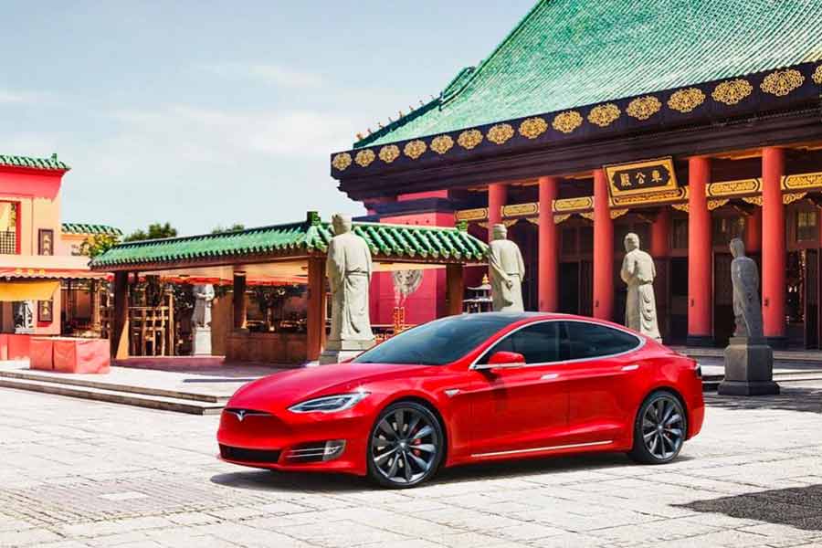 আসলে ইলেকট্রিক গাড়ির মধ্যে ‘ফুল সেল্‌ফ ড্রাইভিং’ (এফএসডি) নামের এক নতুন প্রযুক্তি নিয়ে আসার পরিকল্পনা করছে ইলনের সংস্থা টেসলা। এই প্রযুক্তি কোনও গাড়িতে থাকলে কোনও চালক ছাড়াই সেই গাড়িটি চালানো যাবে।