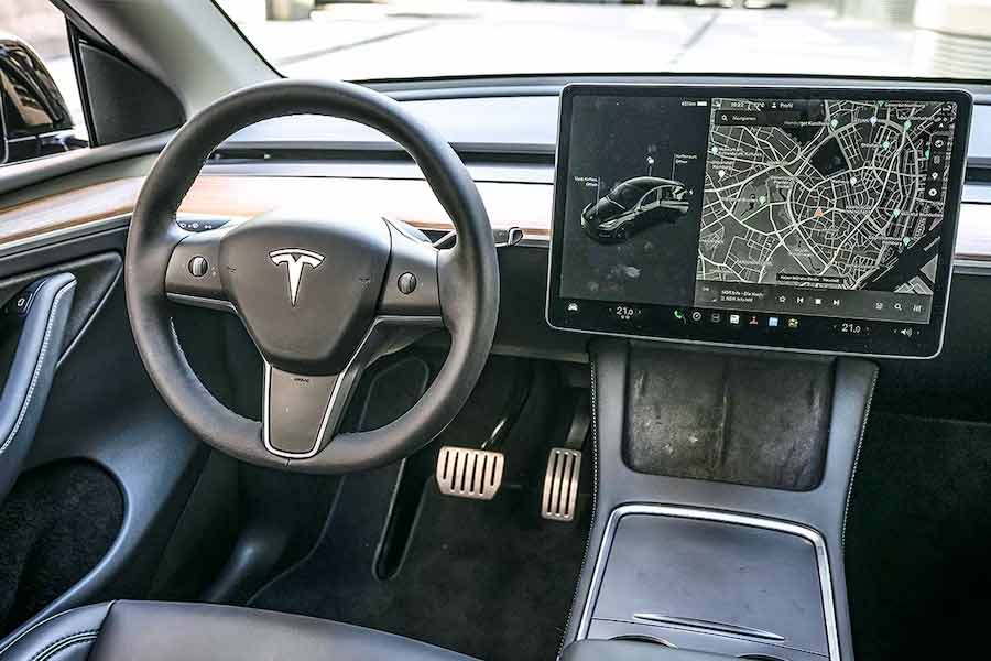 চিনের দাবি, আমেরিকার সড়কের ব্যাপারে টেসলা অবগত রয়েছে। তাই মহড়া দিতেও সুবিধা হয়েছে। কিন্তু চিনের রাস্তা সম্পর্কে কিছুই জানে না টেসলা। ফলে গাড়িতে সেই প্রযুক্তি ব্যবহার করলেও সেখানে মহড়া দেওয়া কোনও ভাবেই সম্ভব হত না।