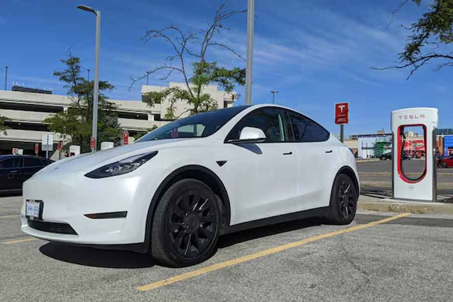 চিনের দাবি, টেসলার গাড়িতে ক্যামেরা লাগানো রয়েছে, যার সাহায্যে সেখানকার সড়কের ছবি তোলা হচ্ছে। এমনকি স্থানীয় সংবাদ সংস্থা সূত্রের দাবি, টেসলা নাকি প্রযুক্তিগত সমস্যার কারণ দেখিয়ে সারা বিশ্ব থেকে ২০ লক্ষ গাড়ি আবার ফিরিয়ে নেয়। নির্দিষ্ট সময় পর আবার সেই গাড়িগুলি নির্দিষ্ট জায়গায় পাঠিয়ে দেয় টেসলা।