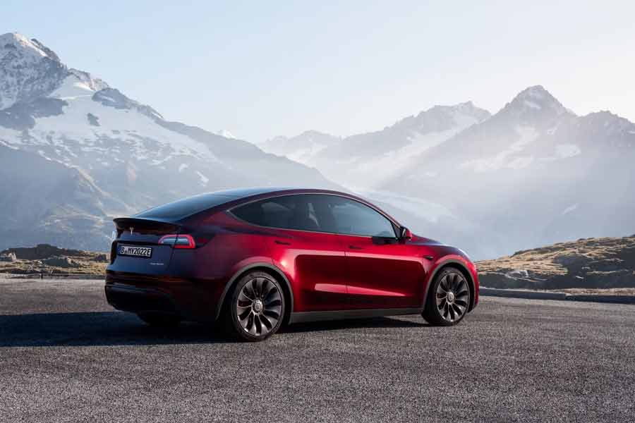 বিশেষজ্ঞেরা জানান, বছরের শুরু থেকেই টেসলার গাড়ি বিক্রিতে পতন নিয়ে দুশ্চিন্তায় পড়েছেন মাস্ক। দাম কমিয়েও বিক্রি বাড়ানো যায়নি। এমনকি, শেয়ারদরও ৩২ শতাংশ কমে গিয়েছে।