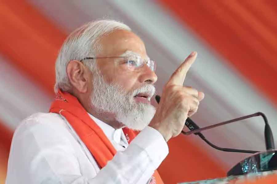 মার্চ মাসেই বৈদ্যুতিক গাড়ির নীতিবদলের কথা ঘোষণা করেছে মোদী সরকার। তাতে বলা হয়েছে, কোনও সংস্থা বিদেশ থেকে বৈদ্যুতিক গাড়ি আমদানি করলে শুল্কে আপাতত ছাড় পাবে। তবে তিন বছরের মধ্যে এ দেশে ন্যূনতম ৫০ কোটি ডলার (ভারতীয় মুদ্রায় ৪১৫০ কোটি টাকা) লগ্নিতে কারখানা গড়া-সহ কিছু শর্ত মানতে হবে।