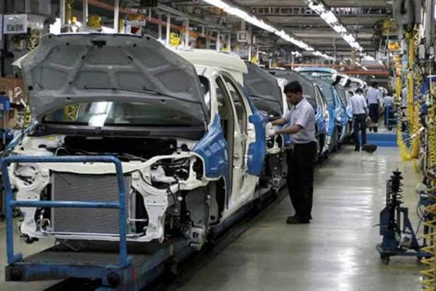 বর্তমানে ভারতে কোনও গাড়ি আমদানি করলে ৭০-১০০ শতাংশ শুল্ক দিতে হয়। নয়া নীতিতে পাঁচ বছরের জন্য তা কমে হবে ১৫ শতাংশ। তবে কম শুল্কে ৩৫,০০০ ডলার বা তার বেশি দামি (গাড়ির দাম, বিমা, পরিবহণ খরচ ধরে) গাড়ি বছরে সর্বাধিক ৮০০০টি আমদানি করা যাবে (অর্থাৎ মোট ৪০,০০০টি)। সংস্থাটিকে লগ্নির পাশাপাশি পাঁচ বছরের মধ্যে এ দেশে কারখানায় উৎপাদন চালু করতে হবে।