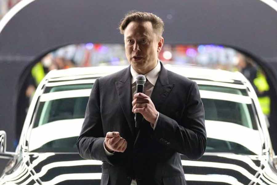 ইলন কবে আবার ভারতে আসবেন তা নিয়ে ধোঁয়াশা তৈরি হয়েছে। এক্স (সাবেক টুইটার) হ্যান্ডলে মাস্ক জানান, টেসলার কিছু কাজের দায়বদ্ধতা রয়েছে, সেই কারণে ভারত সফর স্থগিত করতে হয়েছে যা খুবই দুর্ভাগ্যজনক। তবে চলতি বছরের শেষে ভারতে আসার চেষ্টা করবেন বলে জানান আমেরিকার ধনকুবের।